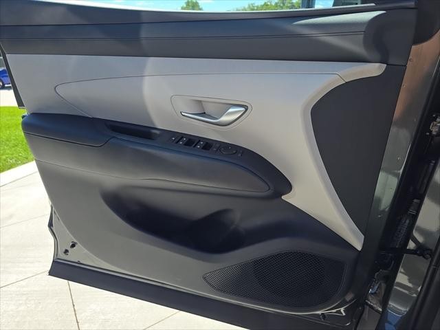 Hyundai Tucson Hybrid Vehicle Full-screen Gallery Image 23