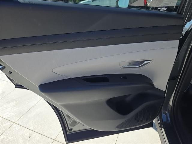 Hyundai Tucson Hybrid Vehicle Full-screen Gallery Image 26