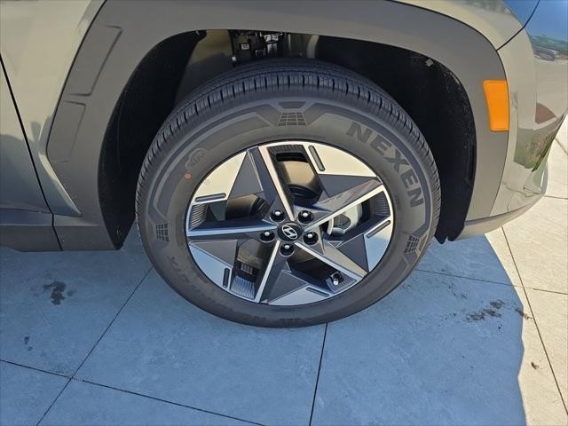 Hyundai Tucson Hybrid Vehicle Full-screen Gallery Image 32