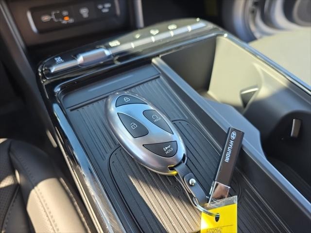 Hyundai Tucson Hybrid Vehicle Full-screen Gallery Image 21