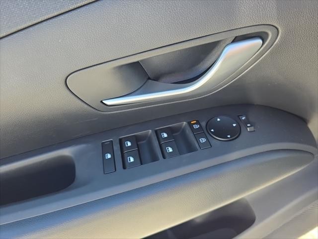 Hyundai Tucson Hybrid Vehicle Full-screen Gallery Image 24