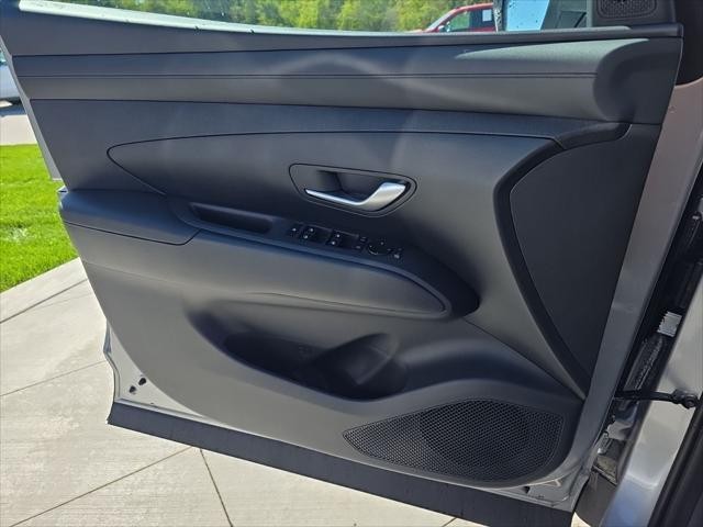 Hyundai Tucson Hybrid Vehicle Full-screen Gallery Image 25