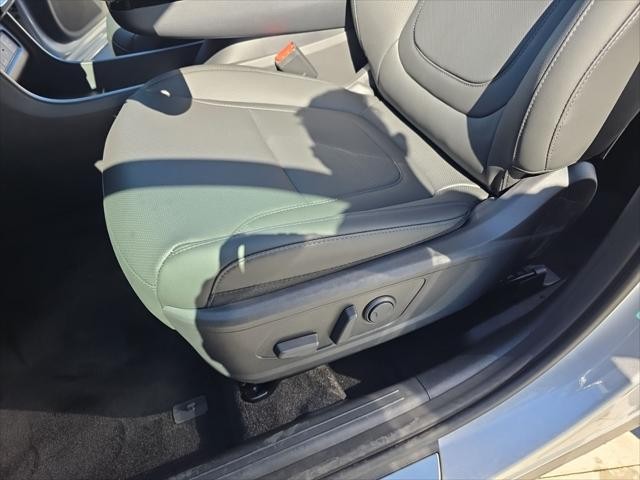 Hyundai Tucson Hybrid Vehicle Full-screen Gallery Image 26