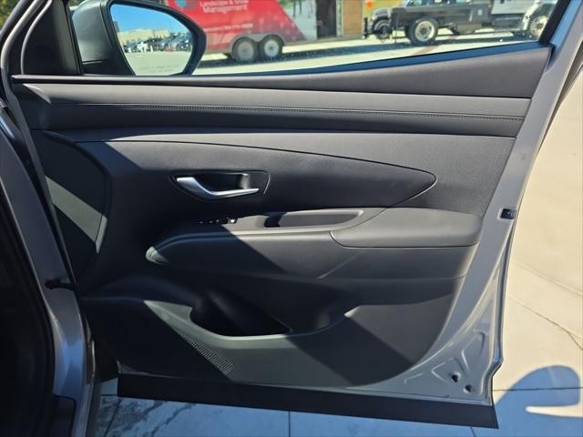 Hyundai Tucson Hybrid Vehicle Full-screen Gallery Image 33