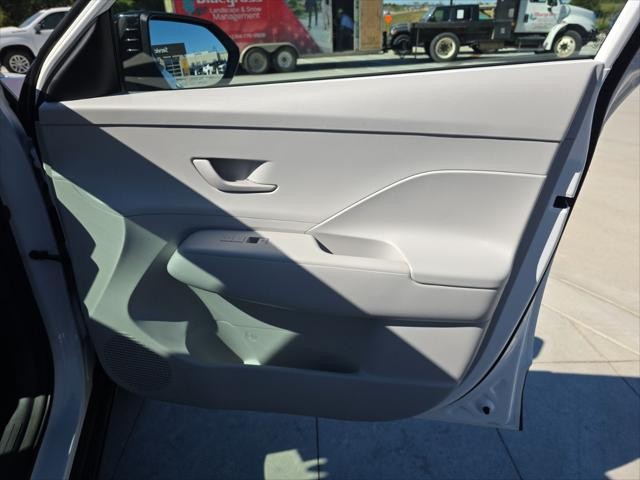 Hyundai Kona Vehicle Full-screen Gallery Image 30