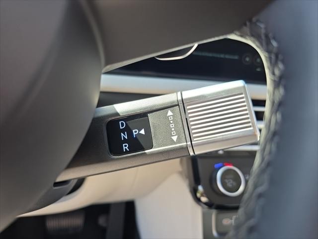 Hyundai Tucson Hybrid Vehicle Full-screen Gallery Image 15