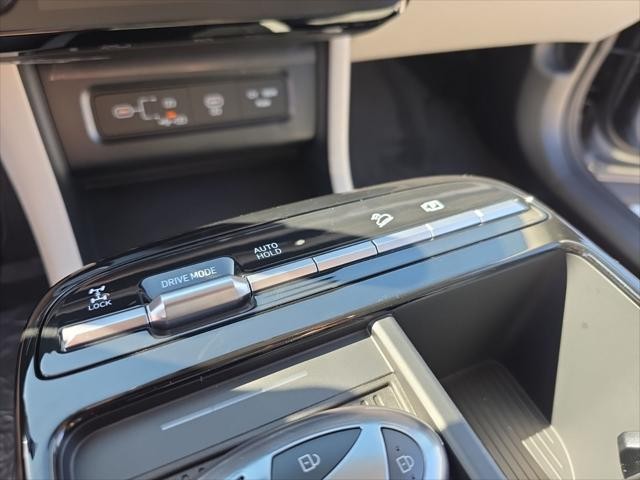 Hyundai Tucson Hybrid Vehicle Full-screen Gallery Image 22