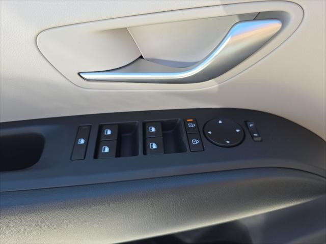 Hyundai Tucson Hybrid Vehicle Full-screen Gallery Image 24