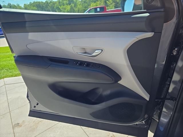 Hyundai Tucson Hybrid Vehicle Full-screen Gallery Image 25