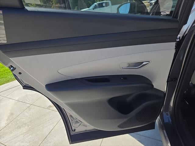 Hyundai Tucson Hybrid Vehicle Full-screen Gallery Image 28