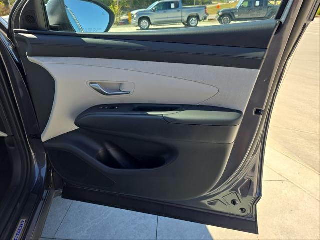 Hyundai Tucson Hybrid Vehicle Full-screen Gallery Image 33