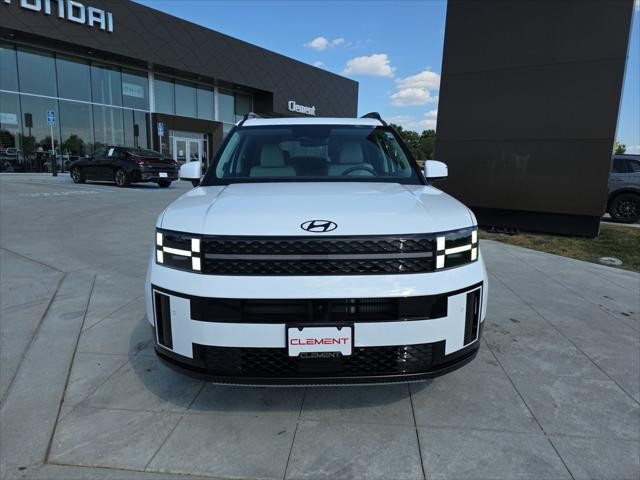 Hyundai Santa Fe Vehicle Full-screen Gallery Image 2