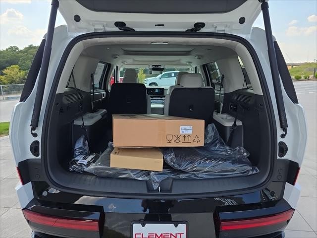 Hyundai Santa Fe Vehicle Full-screen Gallery Image 9