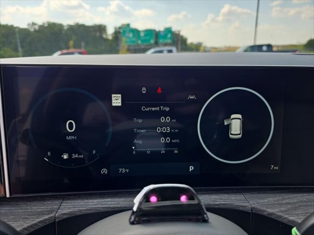 Hyundai Santa Fe Vehicle Full-screen Gallery Image 16