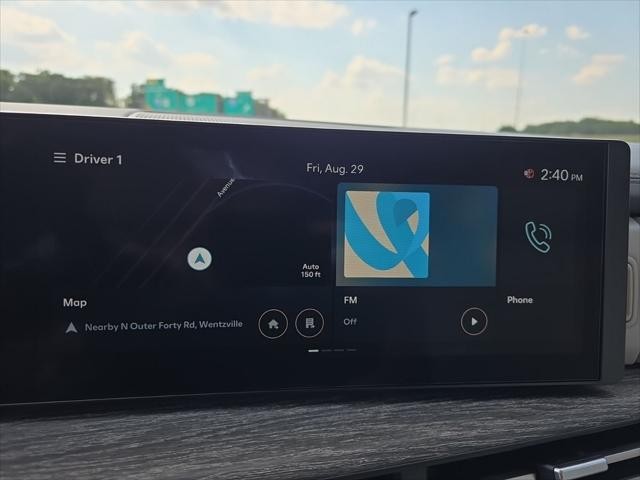 Hyundai Santa Fe Vehicle Full-screen Gallery Image 17