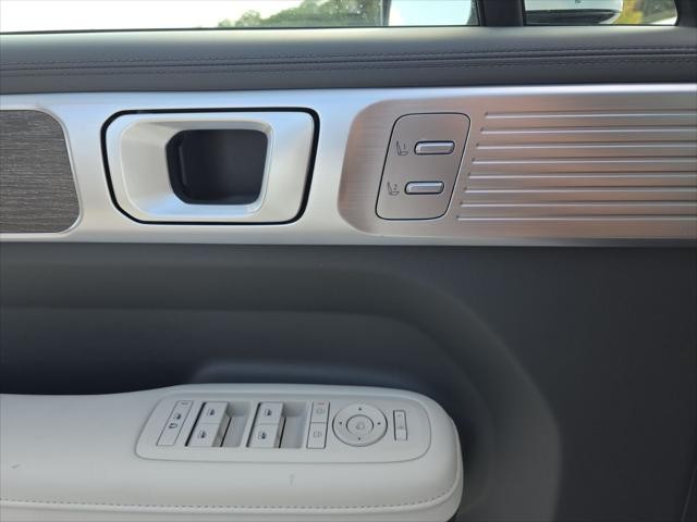 Hyundai Santa Fe Vehicle Full-screen Gallery Image 23