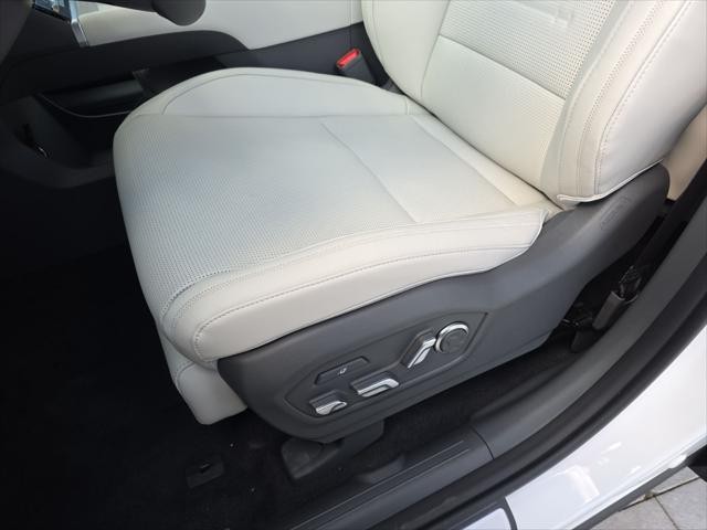 Hyundai Santa Fe Vehicle Full-screen Gallery Image 26