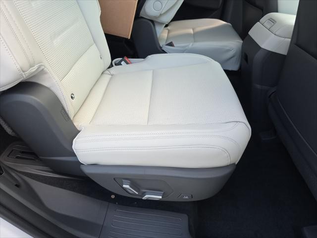 Hyundai Santa Fe Vehicle Full-screen Gallery Image 30