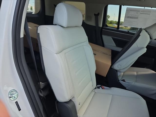 Hyundai Santa Fe Vehicle Full-screen Gallery Image 31