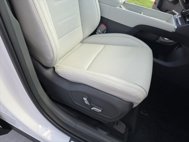 Hyundai Santa Fe Vehicle Full-screen Gallery Image 32