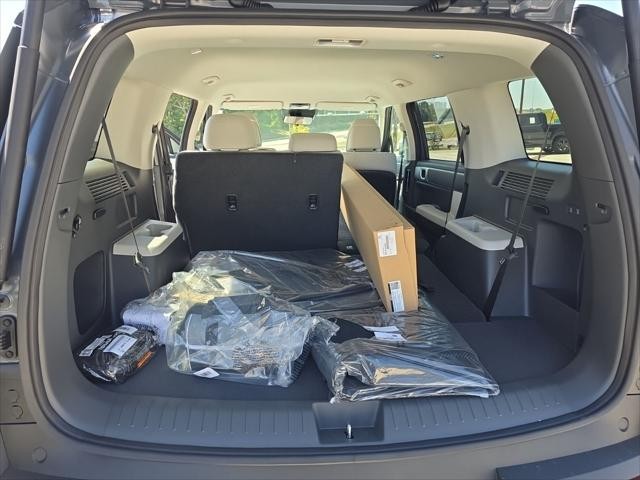 Hyundai Santa Fe Hybrid Vehicle Full-screen Gallery Image 9