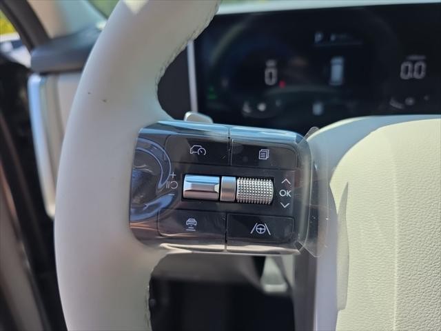 Hyundai Santa Fe Hybrid Vehicle Full-screen Gallery Image 12