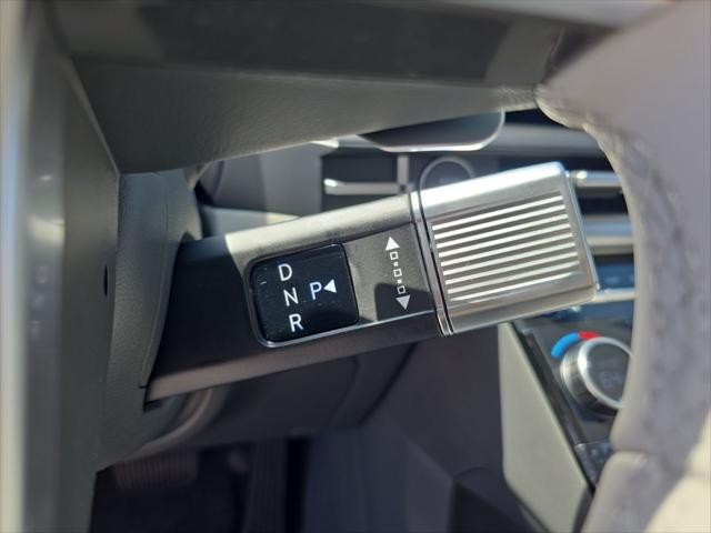 Hyundai Santa Fe Hybrid Vehicle Full-screen Gallery Image 14