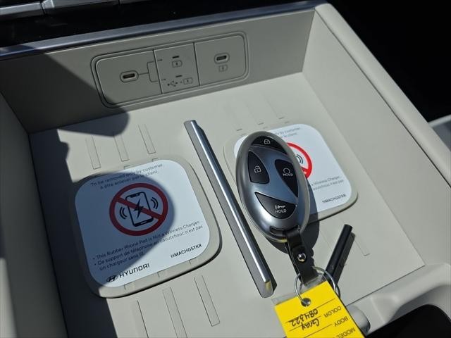 Hyundai Santa Fe Hybrid Vehicle Full-screen Gallery Image 20