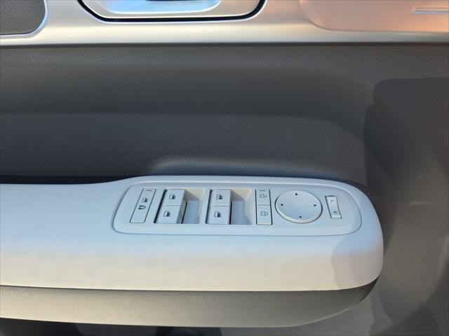 Hyundai Santa Fe Hybrid Vehicle Full-screen Gallery Image 21