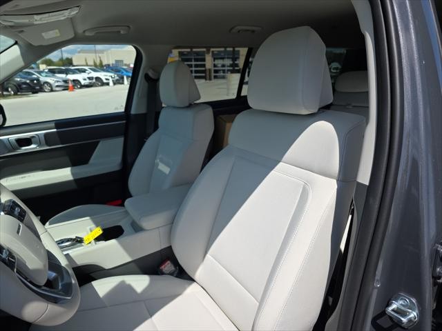 Hyundai Santa Fe Hybrid Vehicle Full-screen Gallery Image 24