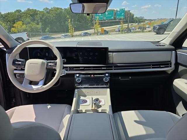 Hyundai Santa Fe Hybrid Vehicle Full-screen Gallery Image 28