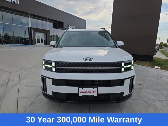 Hyundai Santa Fe Vehicle Full-screen Gallery Image 2