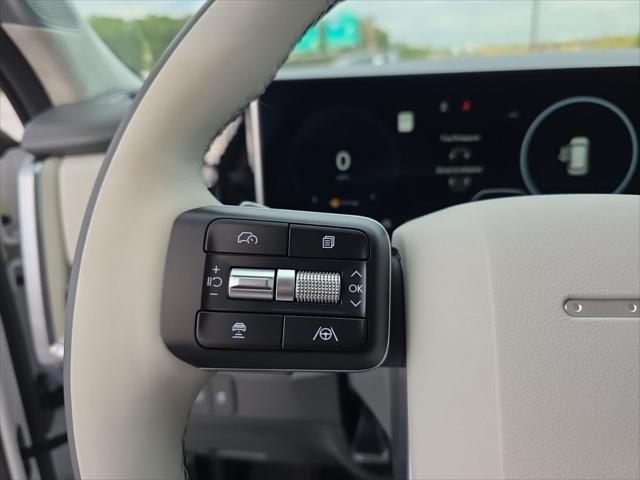 Hyundai Santa Fe Vehicle Full-screen Gallery Image 14