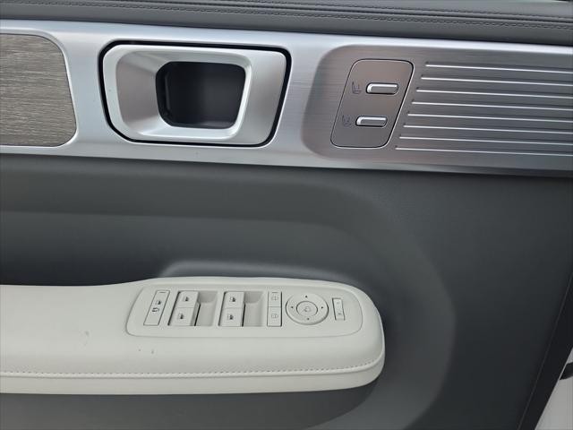 Hyundai Santa Fe Vehicle Full-screen Gallery Image 24