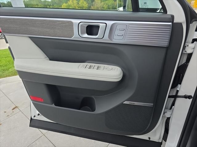 Hyundai Santa Fe Vehicle Full-screen Gallery Image 26