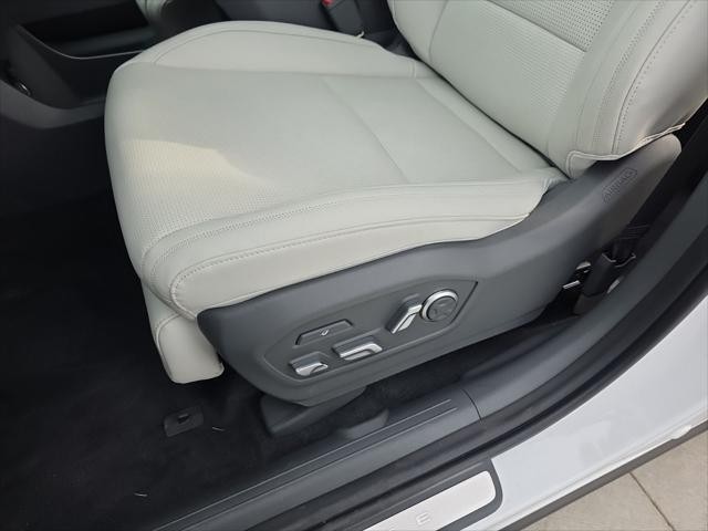 Hyundai Santa Fe Vehicle Full-screen Gallery Image 27