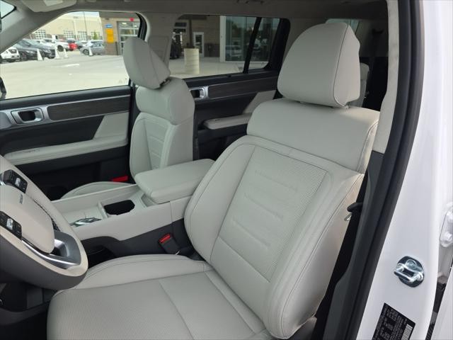 Hyundai Santa Fe Vehicle Full-screen Gallery Image 28