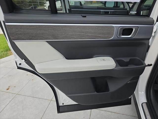 Hyundai Santa Fe Vehicle Full-screen Gallery Image 29