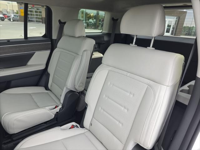 Hyundai Santa Fe Vehicle Full-screen Gallery Image 31