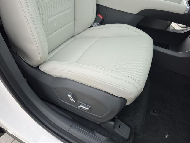 Hyundai Santa Fe Vehicle Full-screen Gallery Image 33