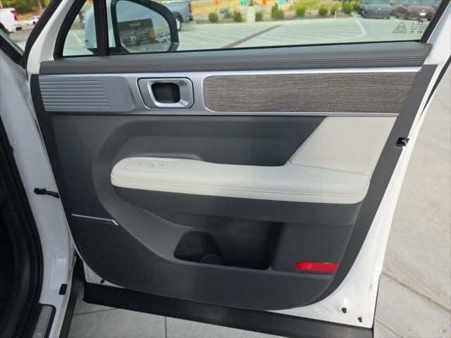 Hyundai Santa Fe Vehicle Full-screen Gallery Image 35