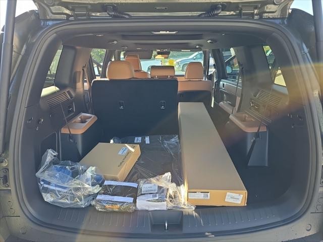 Hyundai Santa Fe Vehicle Full-screen Gallery Image 9