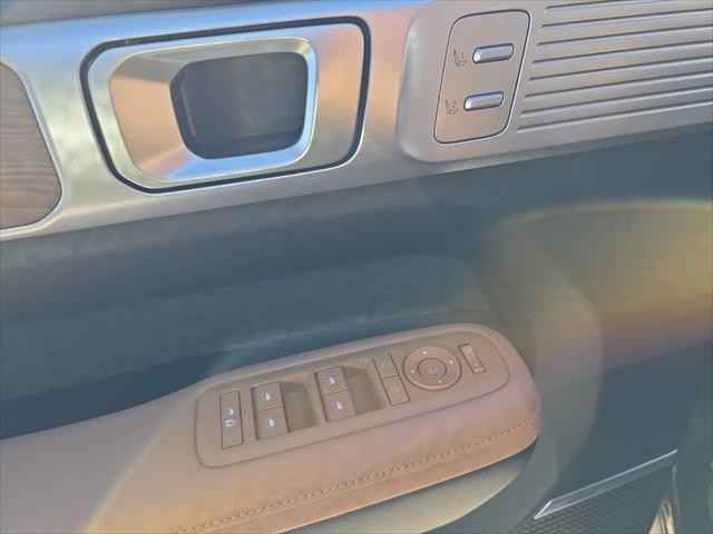 Hyundai Santa Fe Vehicle Full-screen Gallery Image 25