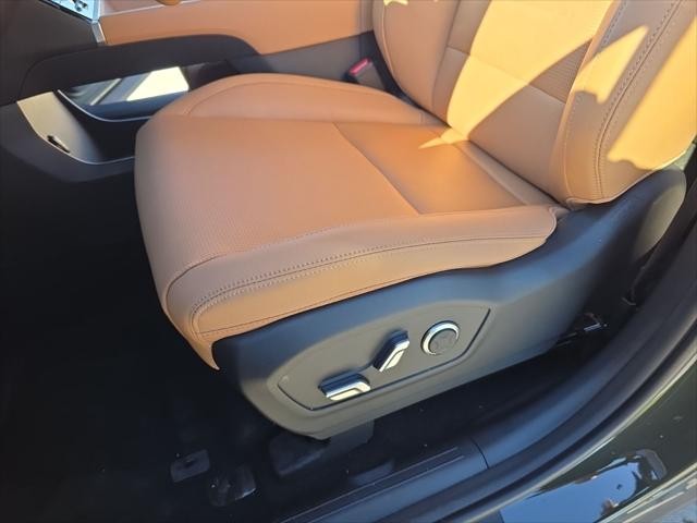 Hyundai Santa Fe Vehicle Full-screen Gallery Image 28