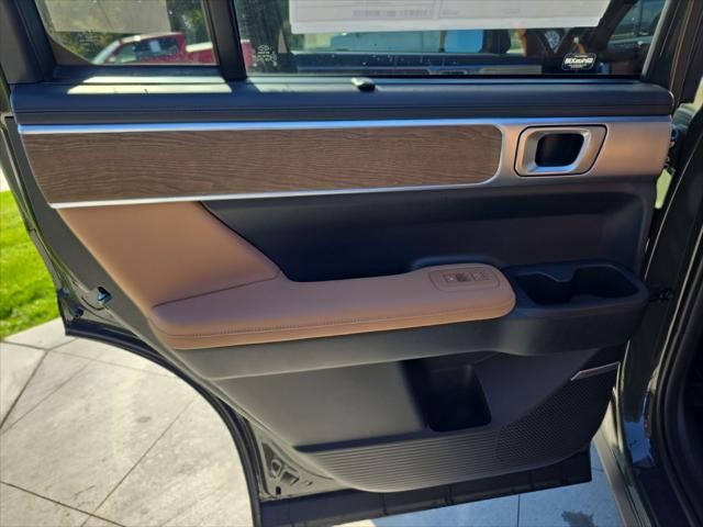 Hyundai Santa Fe Vehicle Full-screen Gallery Image 30