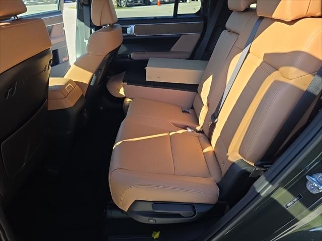 Hyundai Santa Fe Vehicle Full-screen Gallery Image 31