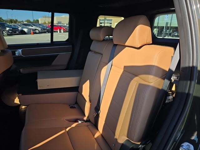 Hyundai Santa Fe Vehicle Full-screen Gallery Image 32