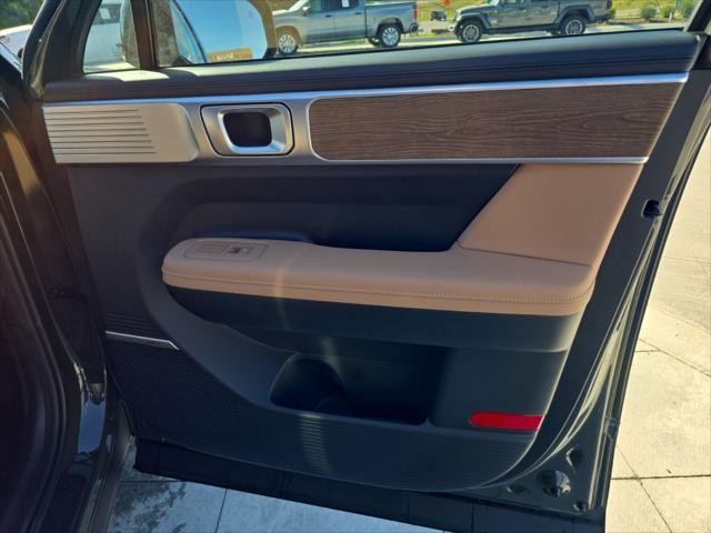 Hyundai Santa Fe Vehicle Full-screen Gallery Image 35