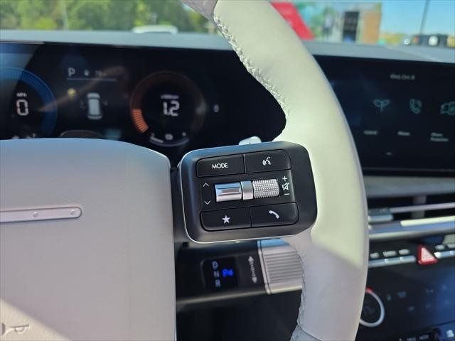 Hyundai Santa Fe Hybrid Vehicle Full-screen Gallery Image 16