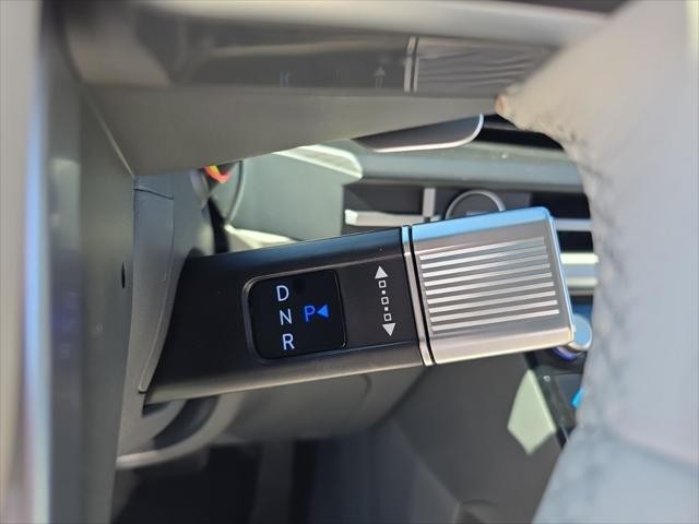 Hyundai Santa Fe Hybrid Vehicle Full-screen Gallery Image 17